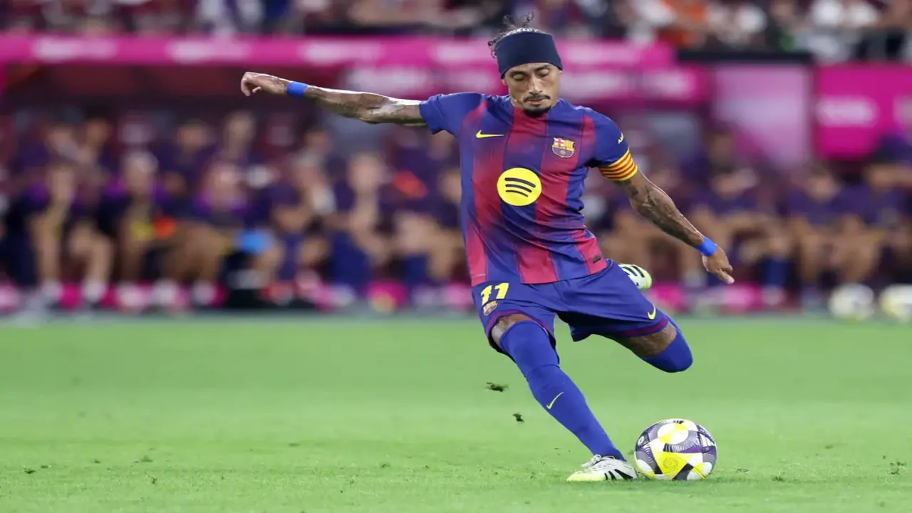 رافينيا يتفوق على ميسي ونيمار برقم تاريخي من علامة الجزاء أمام إشبيلية